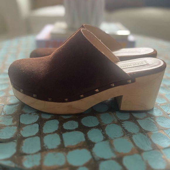 Steve Madden Brown Clogs with Chunky Heel and Suede Upper - Picture 2 of 5
